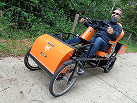 De Spidibike van FoxiBikes is een vierwielige sportieve fiets, waarbij de zitpositie tussen een ligfiets en een zitfiets in zit. Ideaal voor middellange elektrisch ondersteunde fietsritten, bijv. voor veilig en snel woon-werk-verkeer.