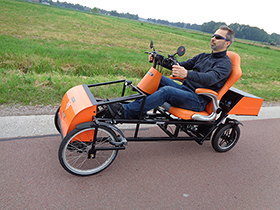De Spidibike van FoxiBikes is een vierwielige sportieve fiets, waarbij de zitpositie tussen een ligfiets en een zitfiets in zit. Ideaal voor middellange elektrisch ondersteunde fietsritten, bijv. voor veilig en snel woon-werk-verkeer.
