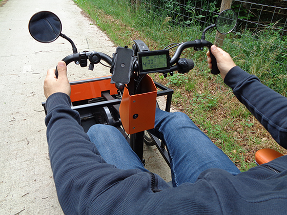 De Spidibike van FoxiBikes is een vierwielige sportieve fiets, waarbij de zitpositie tussen een ligfiets en een zitfiets in zit. Ideaal voor middellange elektrisch ondersteunde fietsritten, bijvoorbeeld voor woon-werk-verkeer. 