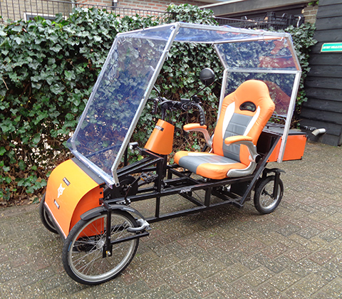 Bij de Spidibike is een losse regen-overkapping verkrijgbaar. Deze lichtgewicht overkapping van aluminium en pvc laat zich eenvoudig als een tentje met tentstokken opbouwen.