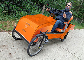 De Spidibike van FoxiBikes is een vierwielige sportieve fiets, waarbij de zitpositie tussen een ligfiets en een zitfiets in zit. Ideaal voor middellange elektrisch ondersteunde fietsritten, bijv. voor veilig en snel woon-werk-verkeer.