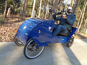 De Spidibike van FoxiBikes is een vierwielige sportieve fiets, waarbij de zitpositie tussen een ligfiets en een zitfiets in zit. Ideaal voor middellange elektrisch ondersteunde fietsritten, bijv. voor veilig en snel woon-werk-verkeer.