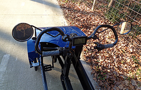 Op en aan het bijzonder gevormde stuur van de Spidibike vindt u de bediening van het e-bike systeem, 
grote spiegels, fietsbel, display, handrem, handschakeling, optionele bediening knipperlichten. 