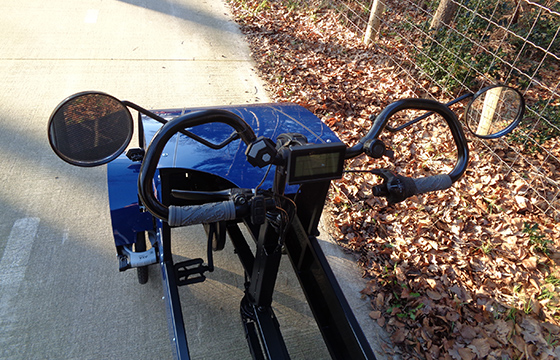 Op en aan het bijzonder gevormde stuur van de Spidibike vindt u de bediening van het e-bike systeem, 
grote spiegels, fietsbel, display, handrem, handschakeling, optionele bediening knipperlichten. 