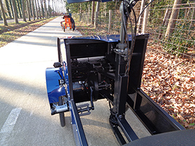 Onder de motorkap van de Spidibike bevinden zich de trappers, de aansluiting van de accu-oplader, 
de sleutel van de accu, de instelbare vooras, de schijfrem-installatie enz. 