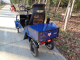 De achterkant van de Spidibike is gemaakt als 'kofferbak' (met scharnier en magneetsluiting). De achterwielen 
sturen. Achterlicht. Reflector. Optionele richtingaanwijzers. Een bagagerekje op de koffer is beschikbaar. 