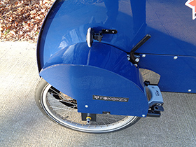 De Spidibike heeft aan de linkerkant een standrem en een slot. Richtingaanwijzers zijn een optie. 