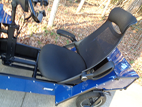 De standaard 'comfort-stoel' van de Spidibike is verschuifbaar en heeft een mesh rugleuning en opklapbare 
armleuningen, voor eenvoudig in- en uitstappen. 