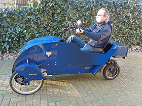 De Spidibike van FoxiBikes is een vierwielige sportieve fiets, waarbij de zitpositie tussen een ligfiets en een zitfiets in zit. Ideaal voor middellange elektrisch ondersteunde fietsritten, bijv. voor veilig en snel woon-werk-verkeer.