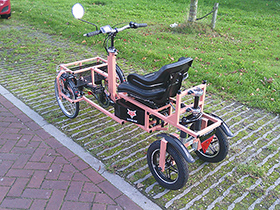 FoxiBikes Sitibike 2.0 is aan de voorkant 75 cm breed. De zwarte 'lip' beschermt de aandrijving en mechaniek 
tegen straatvuil. Vaak worden er led-koplampjes in de lip gemonteerd. 