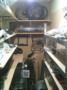 Fietswiel-sets (linksvoor) met versnellingen, banden. standaard-stoel Sitibike, incl. geleidesysteem, telefoonhouder, weersbestendige beschermhoes, handkappen-set, knipperlichten-set, stuur, stuurpen, achterwielen, verende achtervork, spiegels, spatborden, driehoekige reflector, bagagebak 75 liter voor Sitibike, opzetstuur / stuuradapter / stuurverlenger, fietskinderzitje incl. frame-plaat, voorop Sitibike, wandelstokhouder, sportstoel voor Sitibike en Spidibike (demo-model, dus met korting) comfortstoel voor Sitibike (demo-model, dus met korting), enzovoorts. 