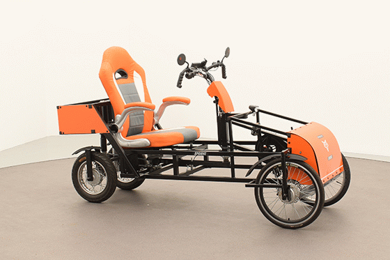 De Spidibike van FoxiBikes is een vierwielige sportieve fiets, waarbij de zitpositie tussen een ligfiets en een zitfiets in zit. Ideaal voor middellange elektrisch ondersteunde fietsritten, bijv. voor woon-werk-verkeer.