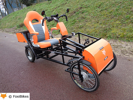 De Spidibike van FoxiBikes is een vierwielige sportieve fiets, waarbij de zitpositie tussen een ligfiets en een zitfiets in zit. Ideaal voor middellange elektrisch ondersteunde fietsritten, bijv. voor veilig en snel woon-werk-verkeer.