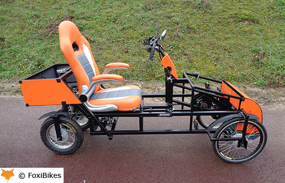 De Spidibike van FoxiBikes is een vierwielige sportieve fiets, waarbij de zitpositie tussen een ligfiets en een zitfiets in zit. Ideaal voor middellange elektrisch ondersteunde fietsritten, bijv. voor veilig en snel woon-werk-verkeer.