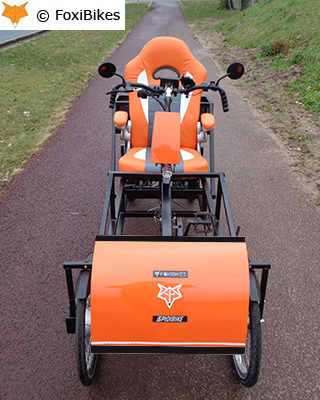 De Spidibike van FoxiBikes is een vierwielige sportieve fiets, waarbij de zitpositie tussen een ligfiets en een zitfiets in zit. Ideaal voor middellange elektrisch ondersteunde fietsritten, bijv. voor veilig en snel woon-werk-verkeer.