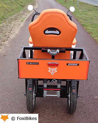 De Spidibike van FoxiBikes is een vierwielige sportieve fiets, waarbij de zitpositie tussen een ligfiets en een zitfiets in zit. Ideaal voor middellange elektrisch ondersteunde fietsritten, bijv. voor veilig en snel woon-werk-verkeer.