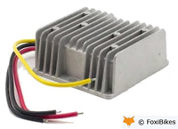 Het 12 Volt Pakket bestaat ten eerste uit een omvormer, die van de 36 Volt die de accu levert, 12 volt maakt.