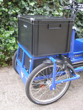 Optioneel bij de FoxiBikes Sitibike: Een bagagebak voorop, een bagagerekje achterop, de rollator en wandelstok kunnen mee; welke andere fiets kan dat ook? 