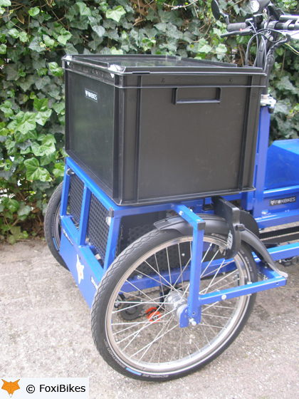 De 'Bagagebak 75 liter' is een geheel van een kleine bak onderin, die tevens als voet dient, met daar bovenop een grote bak, voorzien van een afsluitbare deksel.